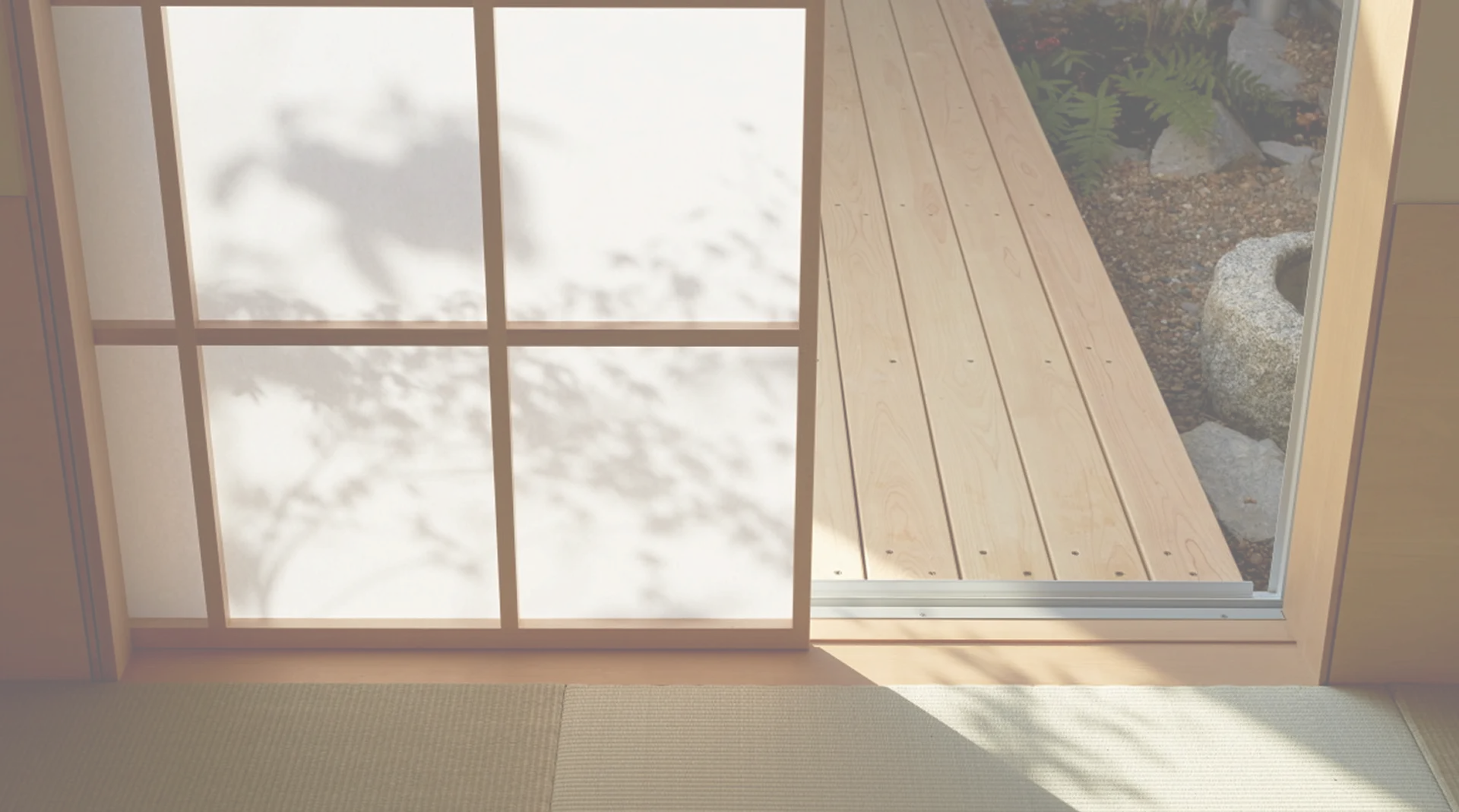 障子越しに木の影が映る和室と縁側の景色